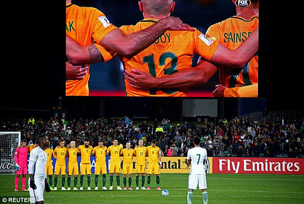 世界杯预选赛对阵澳洲 沙特队开场前拒绝为伦敦恐袭死难者哀默哀！网友怒了！(视频) - 11