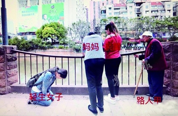 男子跳江救人遇难  获救轻生女向其母亲下跪（组图） - 2