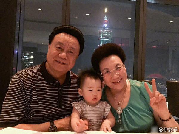 全家喜气洋洋！伊能静携公婆拍全家福 感恩婆家疼爱（组图） - 10