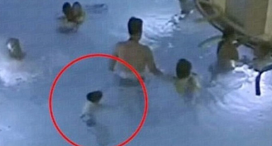 5岁男孩泳池溺水 绝望挣扎 满池人竟无一察觉（视频） - 2