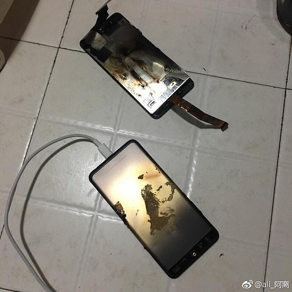 网友爆料华为P10 Plus爆炸了 前后面板分离（组图） - 1