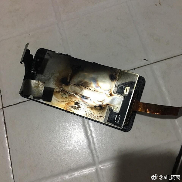 网友爆料华为P10 Plus爆炸了 前后面板分离（组图） - 3