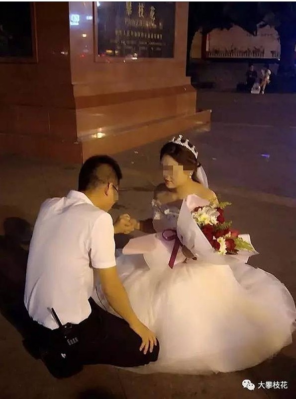 女子街头穿婚纱向男子求婚 结果剧情大反转（组图） - 1