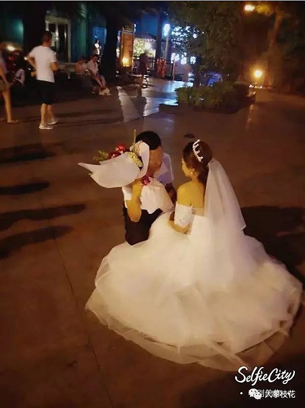 女子街头穿婚纱向男子求婚 结果剧情大反转（组图） - 4