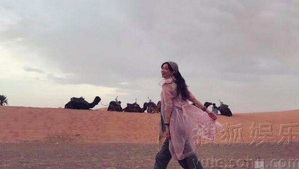 林志玲沙漠中骑骆驼 笑容甜美性感迷人（组图） - 4