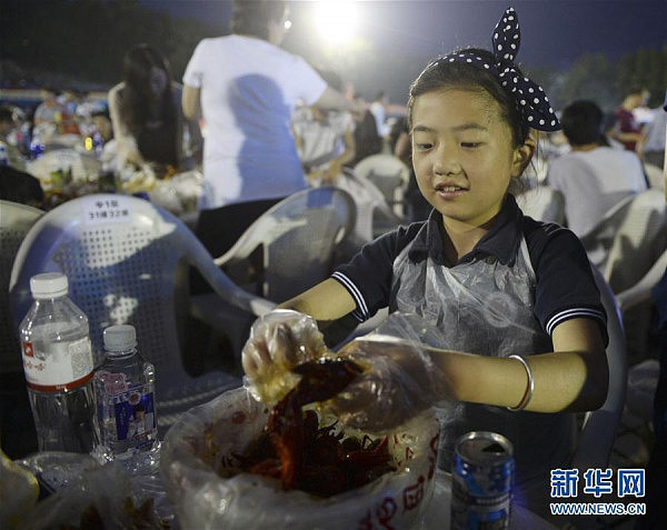 场面壮观！三万食客齐聚广场   狂扫龙虾数十吨 （组图） - 5