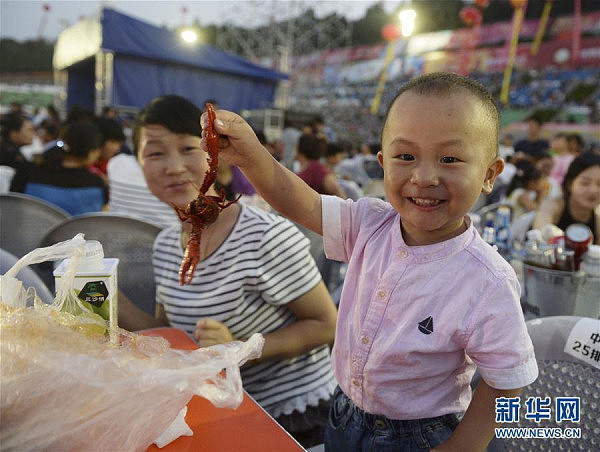 场面壮观！三万食客齐聚广场   狂扫龙虾数十吨 （组图） - 4