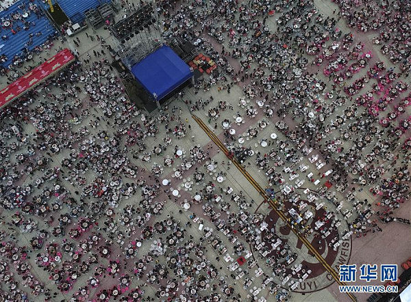 场面壮观！三万食客齐聚广场   狂扫龙虾数十吨 （组图） - 7