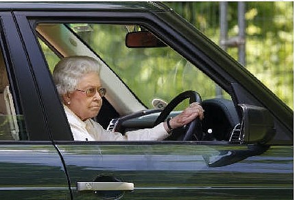 九十多岁老太太无证驾驶70多年，却没有一个警察敢管她（组图） - 1