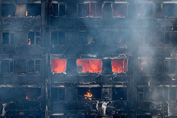 伦敦大火已致12人死亡 有婴儿被母亲从十楼扔下保命（组图） - 1