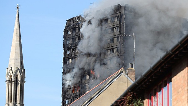 伦敦大火已致12人死亡 有婴儿被母亲从十楼扔下保命（组图） - 4