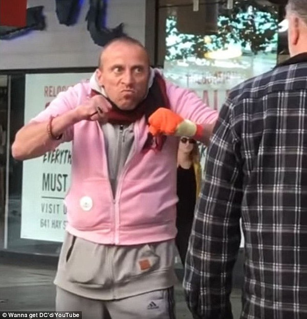 视频笑尿！真人版愤怒的小鸟珀斯街头挑衅路人：“信不信我揍翻你”！（视频） - 1