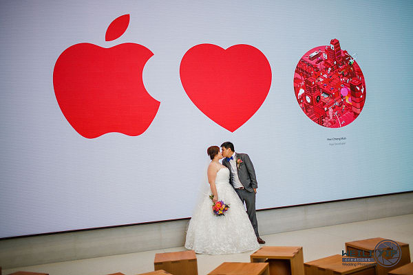 不走寻常路 果粉情侣在苹果零售店拍摄婚纱照（组图） - 6