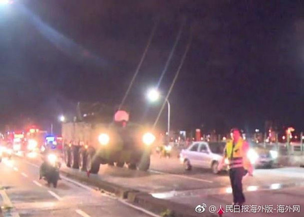 台湾军方装甲车剐蹭出租车 的哥将其拦下求索赔（图） - 1