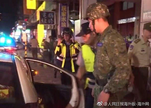 台湾军方装甲车剐蹭出租车 的哥将其拦下求索赔（图） - 4