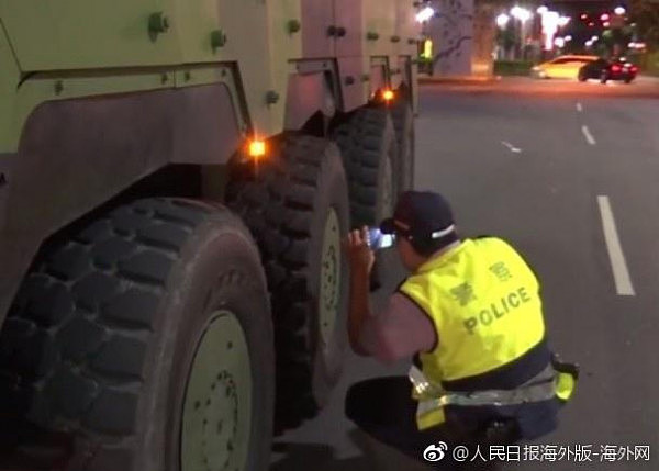 台湾军方装甲车剐蹭出租车 的哥将其拦下求索赔（图） - 3