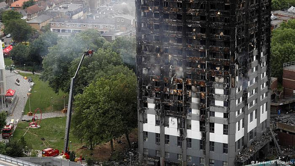 伦敦公寓大火终于扑灭，至少17人丧生，女首相梅视察现场（组图） - 1