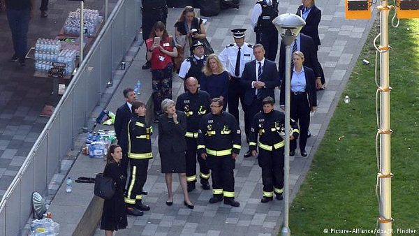 伦敦公寓大火终于扑灭，至少17人丧生，女首相梅视察现场（组图） - 2
