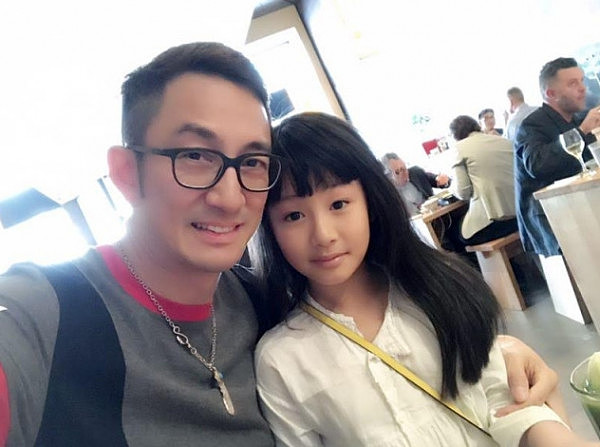 吴启华离婚3年仍带前妻和女儿旅行 称“我对不起她”（图） - 1