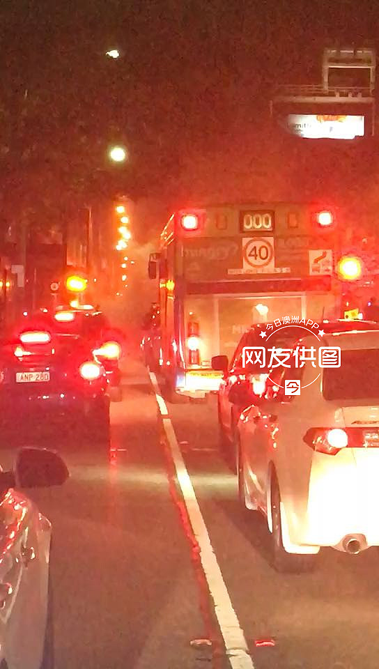 快讯：悉尼Parramatta有车当街起火 网友目睹爆炸 致严重拥堵（视频） - 3