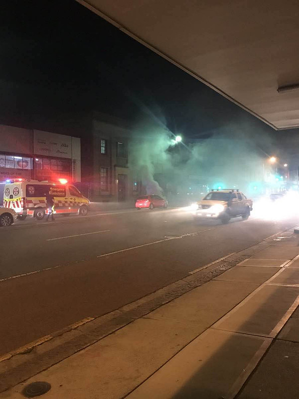 快讯：悉尼Parramatta有车当街起火 网友目睹爆炸 致严重拥堵（视频） - 4