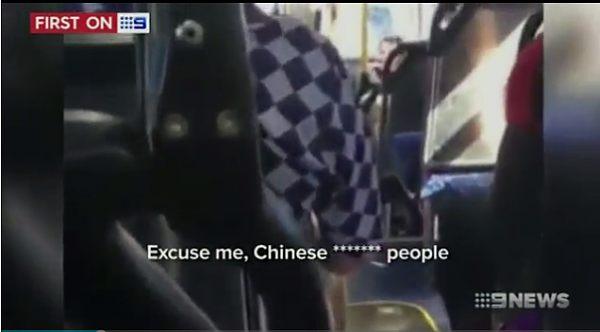 “去他妈的中国人！不是澳大利亚人就他妈给我滚”！澳一女子公交车上怒骂亚洲母女（视频） - 1