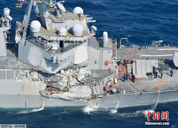 美军舰与货轮相撞细节：宙斯盾雷达变形 舰长重伤（组图） - 1