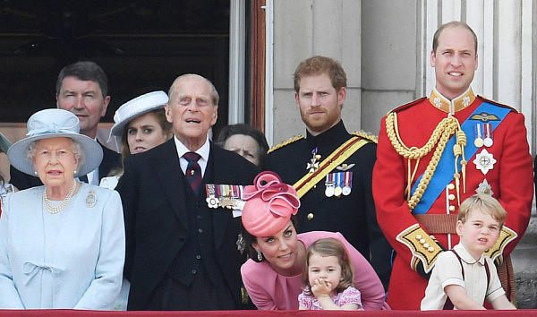 英国王室观皇家军队阅兵 乔治王子做鬼脸抢镜（组图） - 3