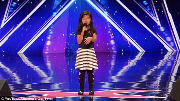 9岁华裔萝莉飙唱铁达尼名曲 惊艳美国达人秀（视频） - 3