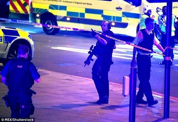 伦敦再次遭遇疑似恐怖袭击！清真寺外撞人，一人死亡，十余人受伤！恐怖主义，可能就在你我身边！ - 7