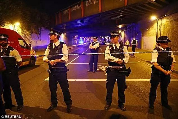伦敦再次遭遇疑似恐怖袭击！清真寺外撞人，一人死亡，十余人受伤！恐怖主义，可能就在你我身边！ - 8