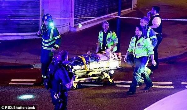 伦敦再次遭遇疑似恐怖袭击！清真寺外撞人，一人死亡，十余人受伤！恐怖主义，可能就在你我身边！ - 9