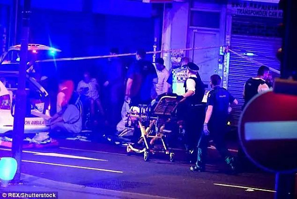 伦敦再次遭遇疑似恐怖袭击！清真寺外撞人，一人死亡，十余人受伤！恐怖主义，可能就在你我身边！ - 11