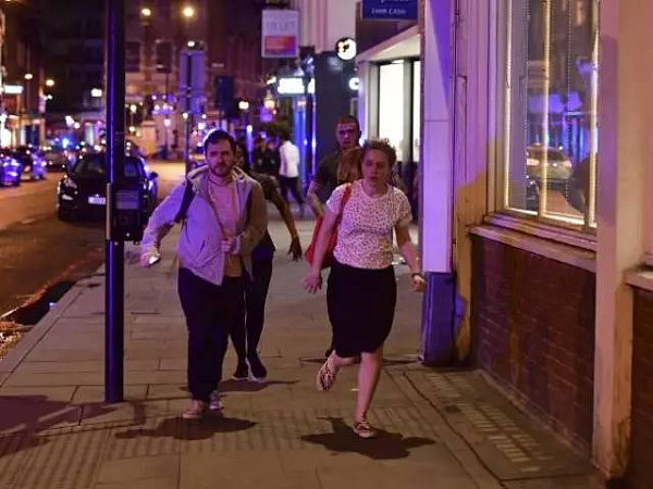 伦敦再次遭遇疑似恐怖袭击！清真寺外撞人，一人死亡，十余人受伤！恐怖主义，可能就在你我身边！ - 12