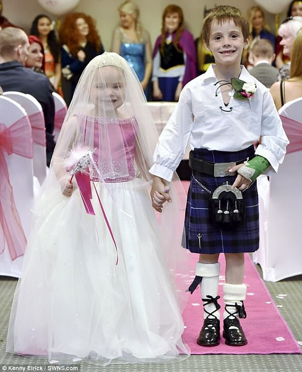 感人！英国5岁绝症女孩实现临终遗愿 和自己的“男朋友”举办婚礼（图） - 2