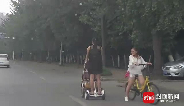 这是娃儿亲妈吗？女子街头踩着