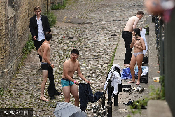 英国剑桥大学“五月舞会”学生集体裸泳（组图） - 1