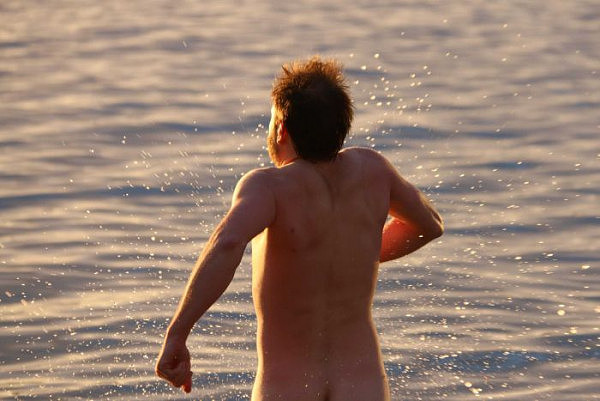 辣眼睛！澳举办裸泳大派对 因参加人数太多毛巾都不够用了！（组图） - 6