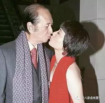 她是赌王二太，传有黑道背景威胁利智，如今女儿成赌王继承人