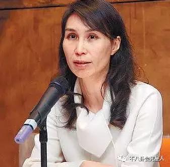 她是赌王二太，传有黑道背景威胁利智，如今女儿成赌王继承人