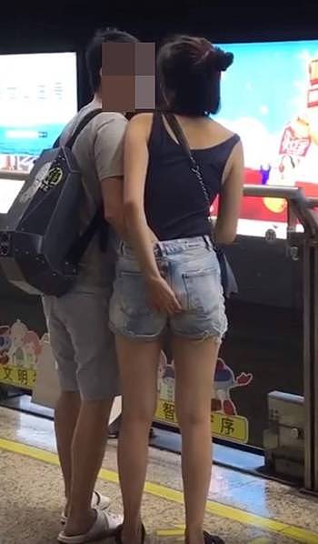 中国男子在地铁伸手钻入女友裤子   网友：徒手抓蛲虫也是一种技术（组图） - 1