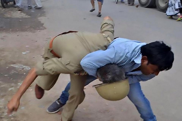 印度少女被侵犯 民众殴打警察责怪其没尽到保护义务（组图） - 2