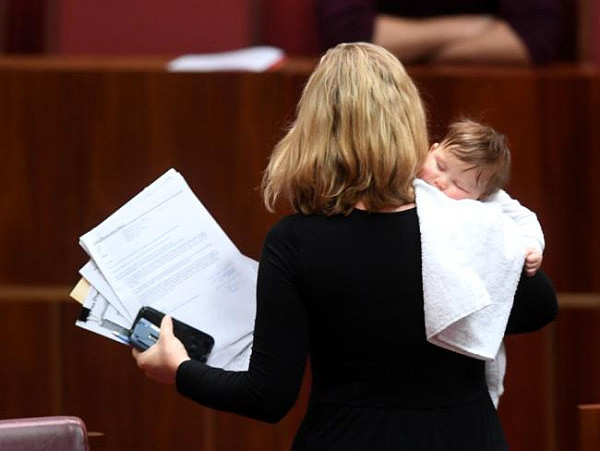 边喂奶边发表演讲！澳洲第一位在联邦议会上喂奶的议员又一次带娃上班！ - 3