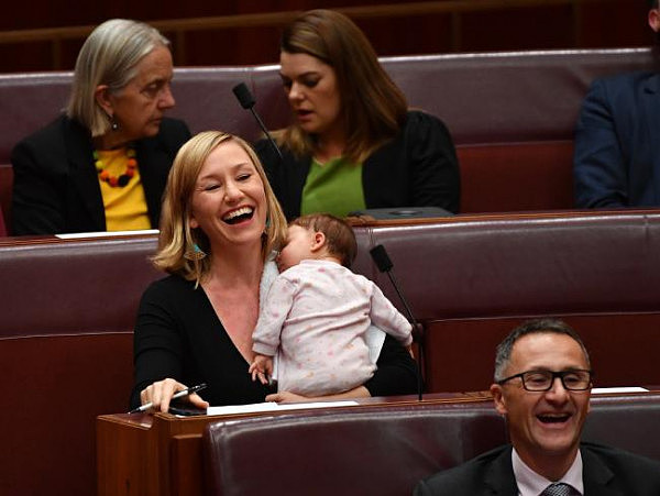 边喂奶边发表演讲！澳洲第一位在联邦议会上喂奶的议员又一次带娃上班！ - 4