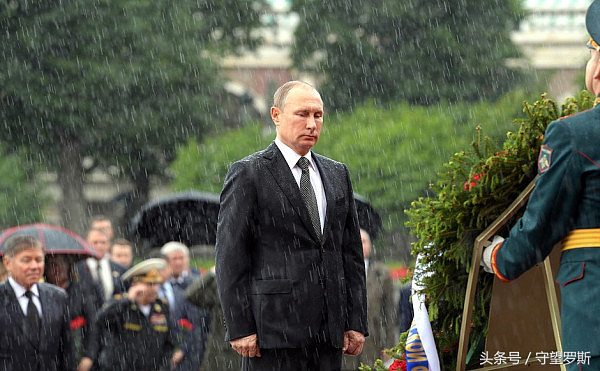 囧！普京大雨中给无名烈士墓献花 被浇成