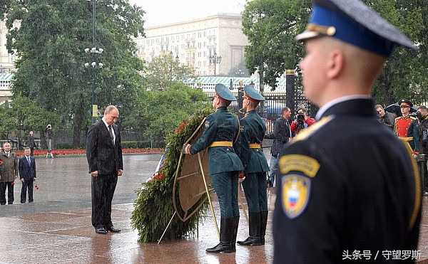 囧！普京大雨中给无名烈士墓献花 被浇成
