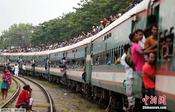 孟加拉穆斯林回乡过开斋节 火车又