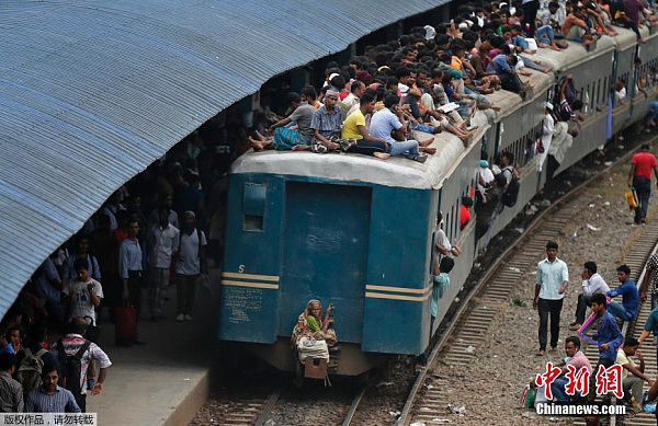 孟加拉穆斯林回乡过开斋节 火车又