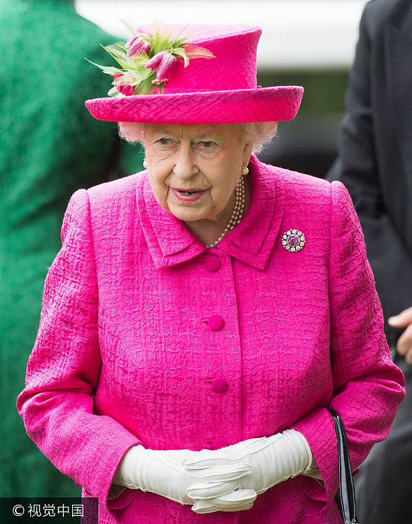 英女王现身赛马会活动 从头到脚全粉色超鲜艳（组图） - 1