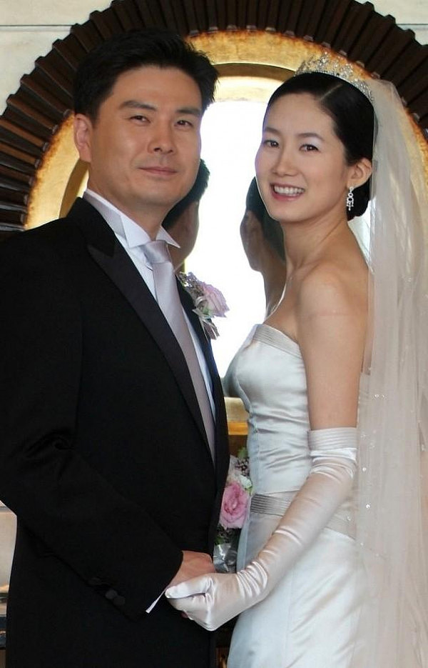 韩国最有气质女星嫁入豪门12年，表面幸福却因压力服药送院